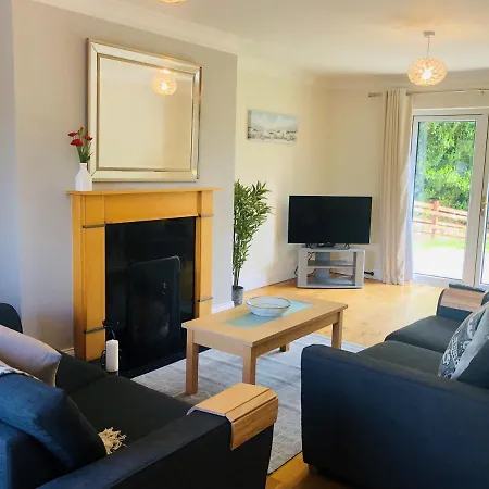 Modern Bright Detached Just A Short Stroll From Town *