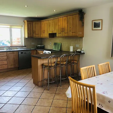 Modern Bright Detached Just A Short Stroll From Town بيت للعطل