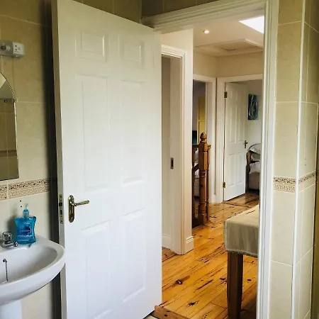 Modern Bright Detached Just A Short Stroll From Town بيت للعطل *