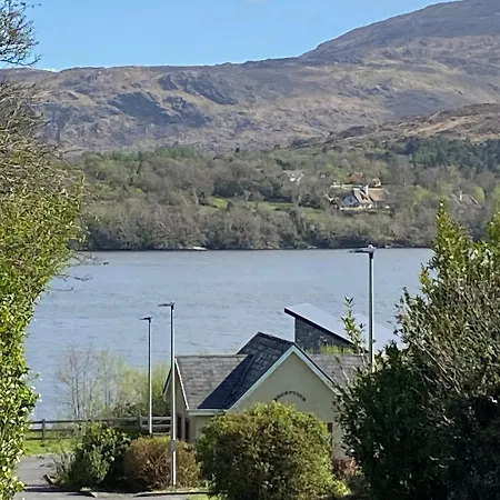 Modern Bright Detached Just A Short Stroll From Town