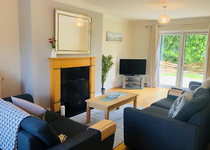 Modern Bright Detached Just A Short Stroll From Town *