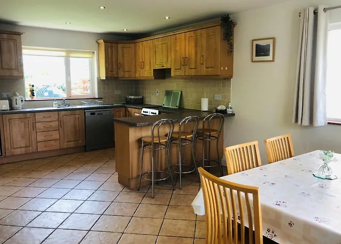 Modern Bright Detached Just A Short Stroll From Town בית נופש