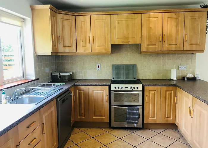 Dom wakacyjny Modern Bright Detached Just A Short Stroll From Town *