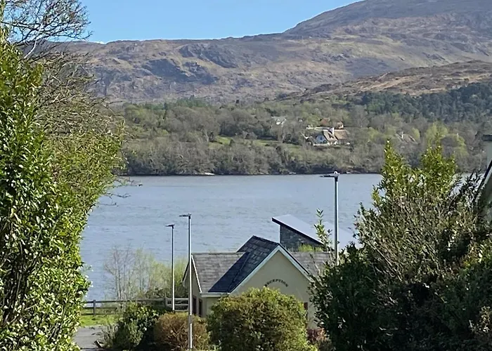 Modern Bright Detached Just A Short Stroll From Town